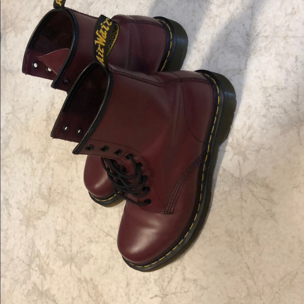 Lightly worn burgundy Dr. Martens! Size 9